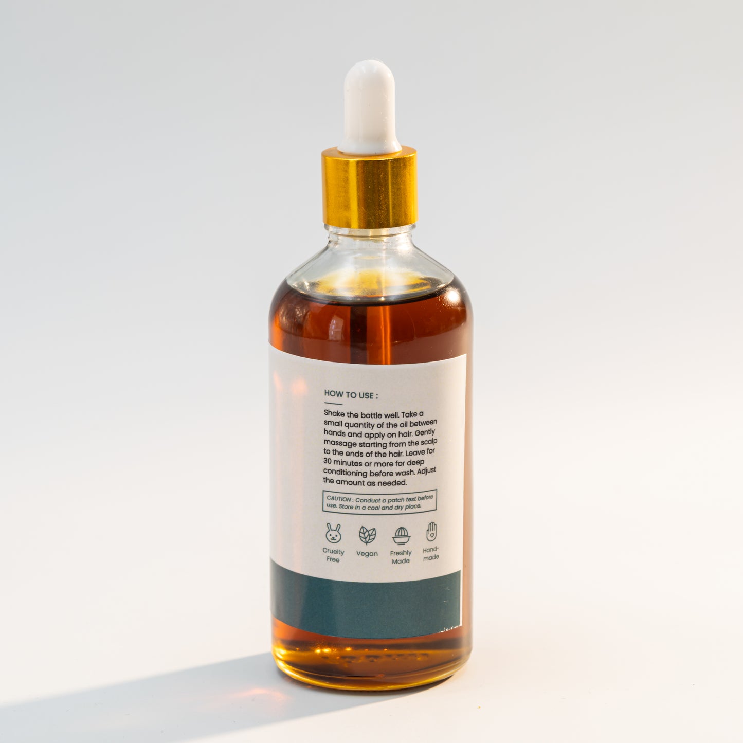 Linen Water Hair and Skin Oil is a powerful blend of natural oils that strengthens hair, lessens dandruff, and promotes skin that is healthy and radiant. Restoring natural shine and smoothness, hydrating dry skin, and refreshing the scalp are all made possible by this nourishing herbal oil.