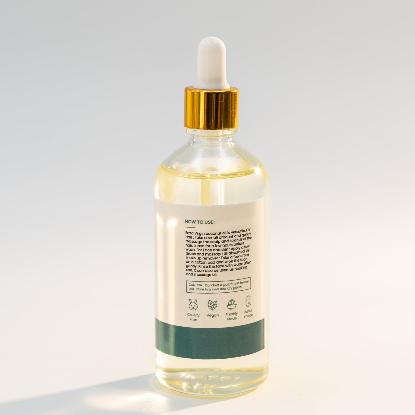 Linen Water Wood-Pressed Oil, which is infused with the richness of pure coconuts, refreshes your skin and hair by restoring their natural softness and reducing dryness.