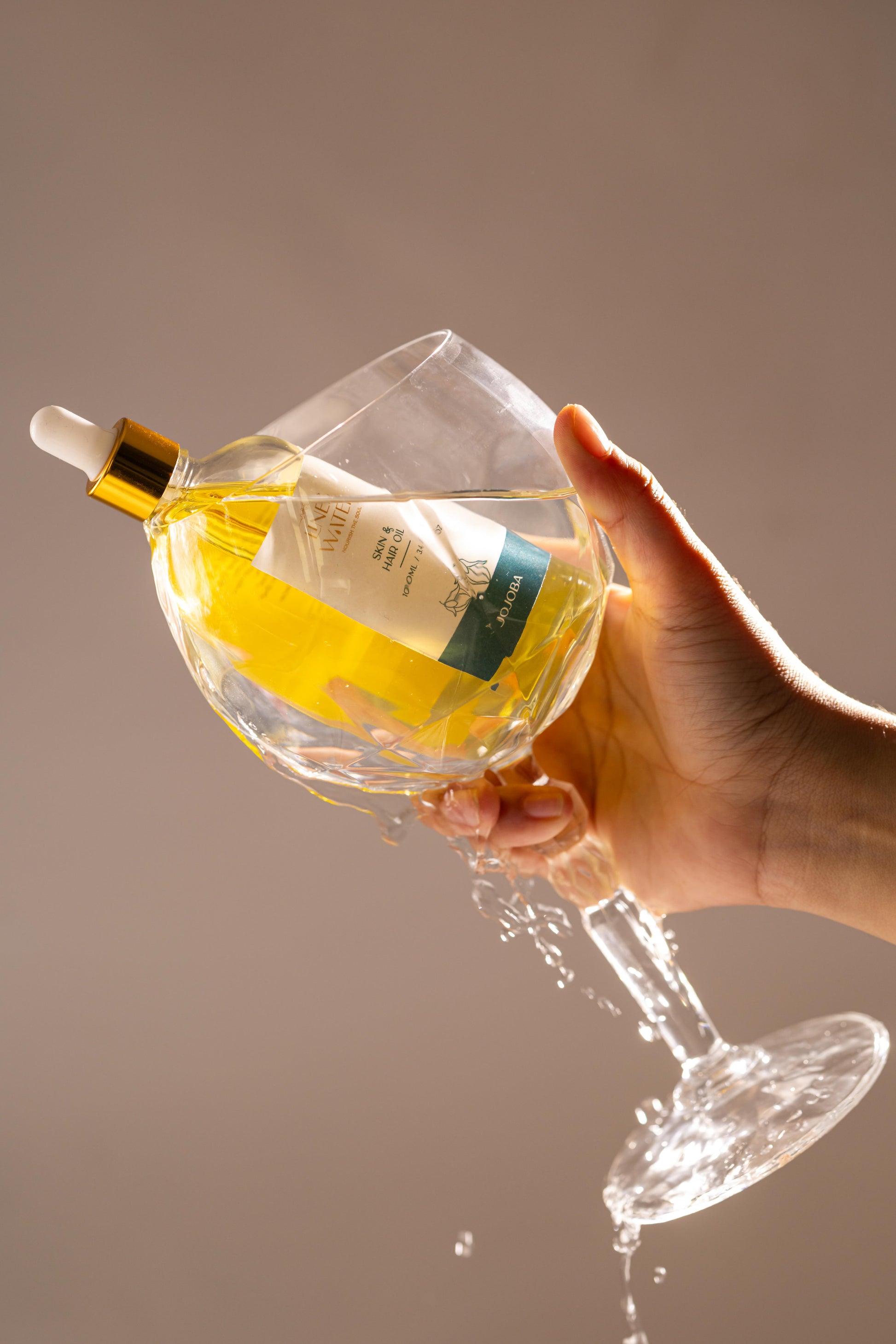 Rich in vitamins and antioxidants, Linen Water's Natural Jojoba Oil hydrates and repairs dry skin while giving hair a shiny, smooth finish.