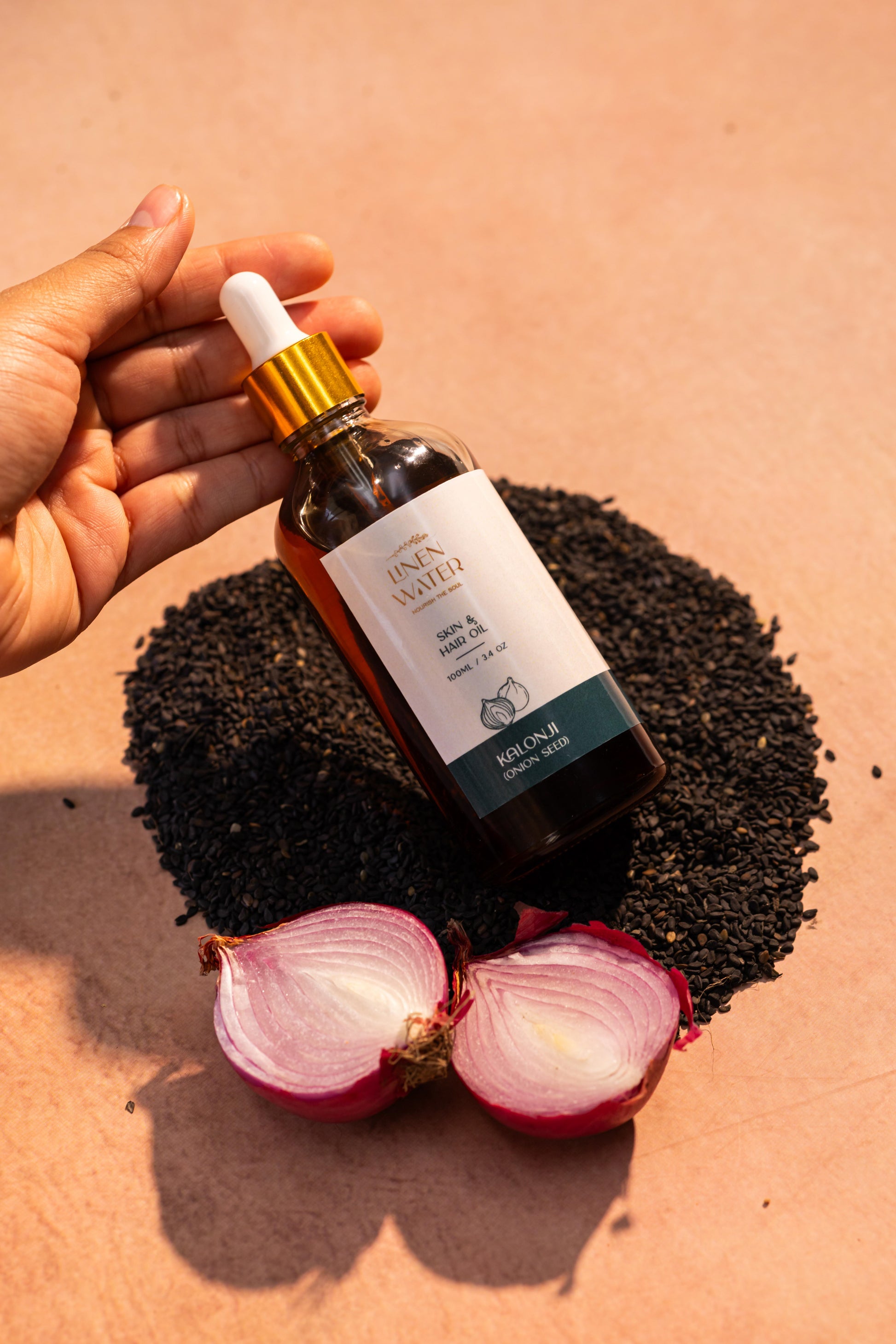This oil, which has been added with kalonji and onion seed extracts, nourishes the skin and scalp, improves texture and promoting a healthy shine.