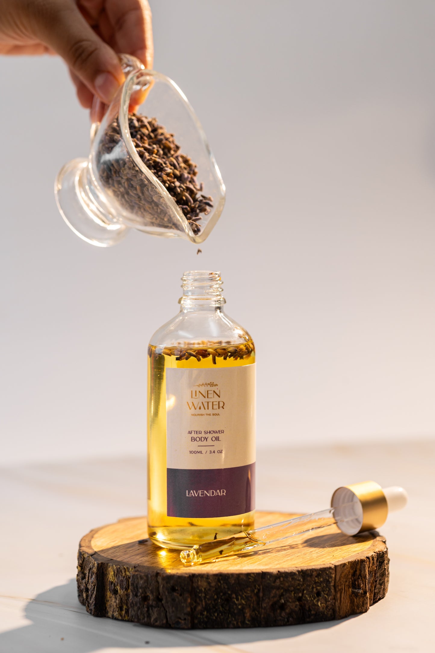 Infused with pure lavender essence, this nourishing body oil adds brightness, restores skin elasticity, and leaves an appealing floral scent.