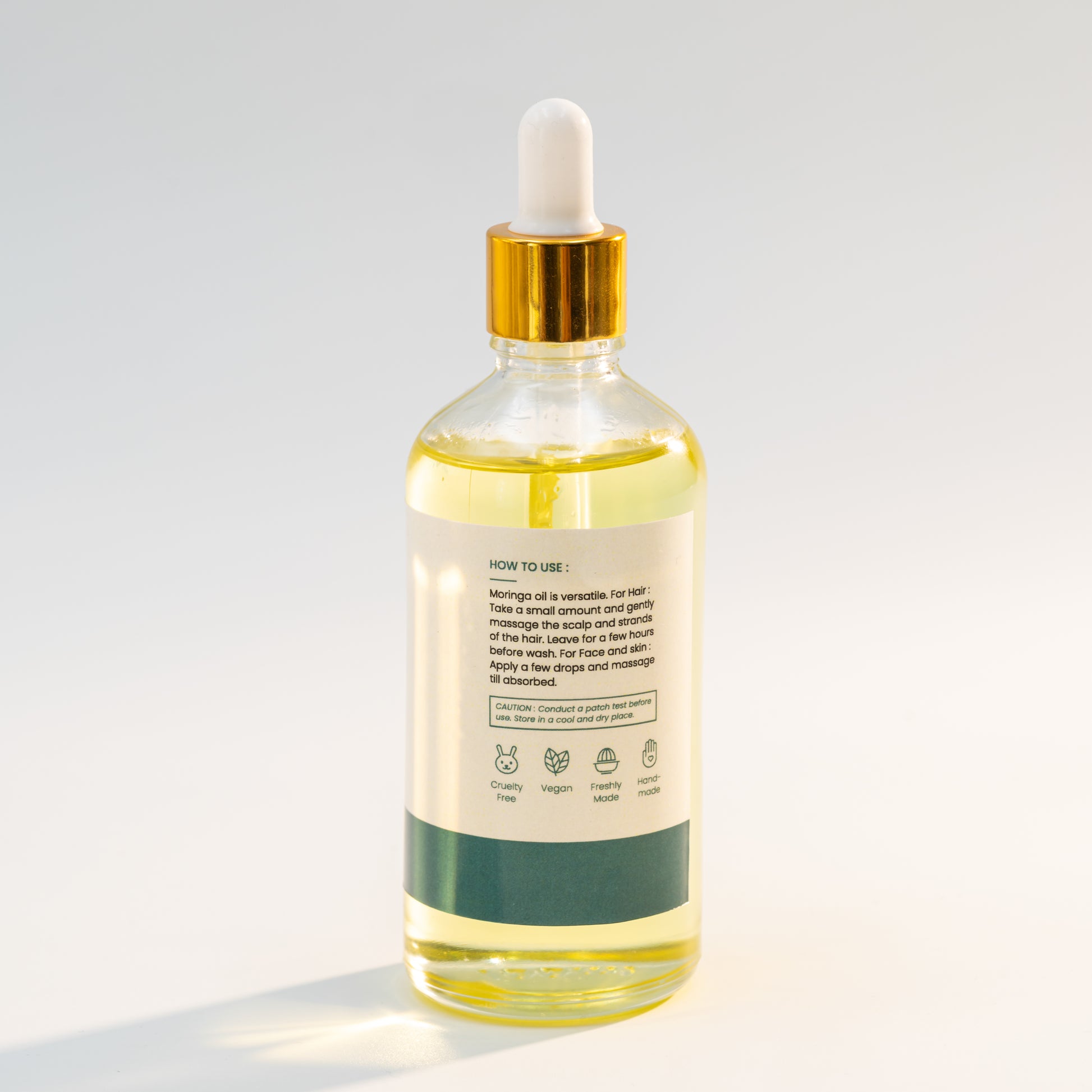Long-lasting smoothness and a healthy, natural glow are helped by Linen Water Moringa Oil, which also repairs damaged hair and restores dull skin.