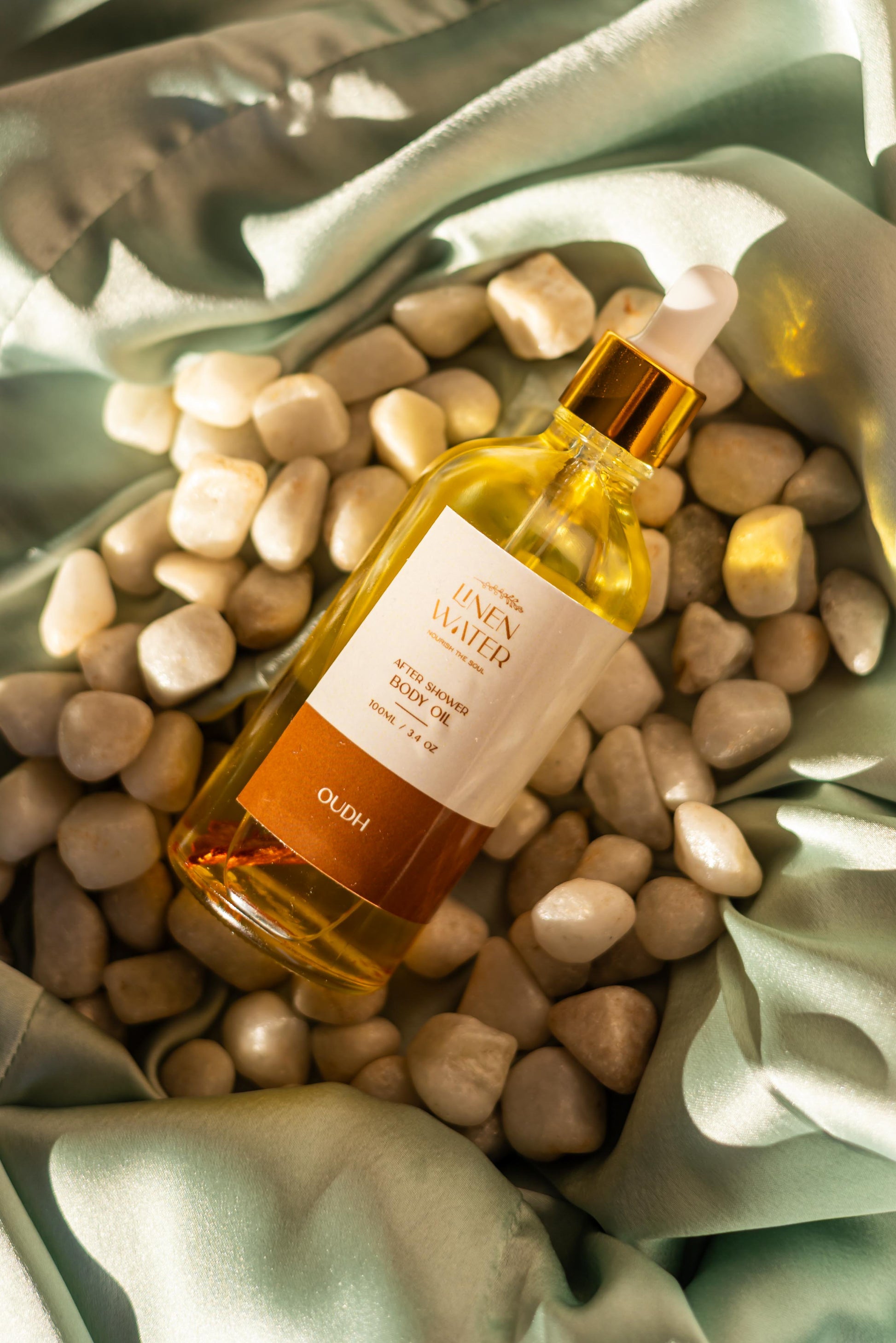 Linen Water Oudh Body Oil, which is full of natural ingredients that moisturize, smooth, and restore the glow of your skin, will give you soft, glowing skin.